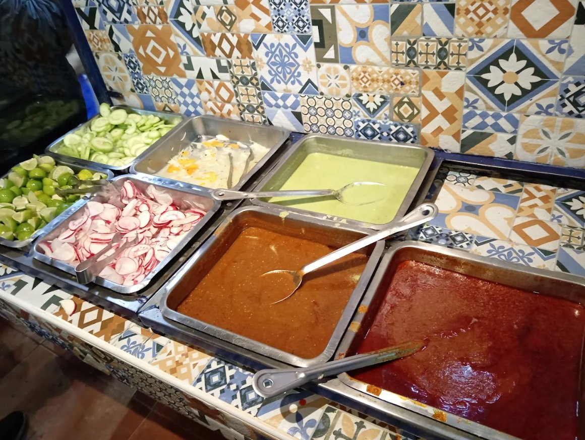 animalgourmet's tweet photo. Los Tacos Charly son una parada obligada al sur de la CDMX 🌮✨️
Situado en la alcaldía Tlalpan (sobre avenida San Fernando), este negocio familiar ha evolucionado desde su origen humilde en los años 90 hasta estar en la famosa Guía Michelin, por la especialidad de la casa: los tacos de suadero y tripa, aunque tienen otros platillos (campechanos, longaniza y costilla).
Sabes que llegaste al lugar correcto por el olor a carne dorándose sobre la plancha, una invitación irresistible. El secreto detrás de esta taquería es su cocción del suadero, una técnica tan antigua como ella: sumergen la carne en una cazuela con grasa burbujeante durante horas, lo que garantiza una textura suave, pero con ese toque dorado por fuera que es difícil de conseguir. La tripa la puedes pedir según el término que te guste, pero yo amo cuando la sirven bien doradita, que hasta al morderla truena.
Las tortillas las hacen a mano en el local y, claro, cada taquito lleva su “copia” recién salida del comal. Las salsas no se quedan atrás y tienen desde la clásica verde o roja, hasta una de habanero para los valientes.
¿Ya los has probado? Cuéntanos tu experiencia: https://t.co/OEzh326ZAn
