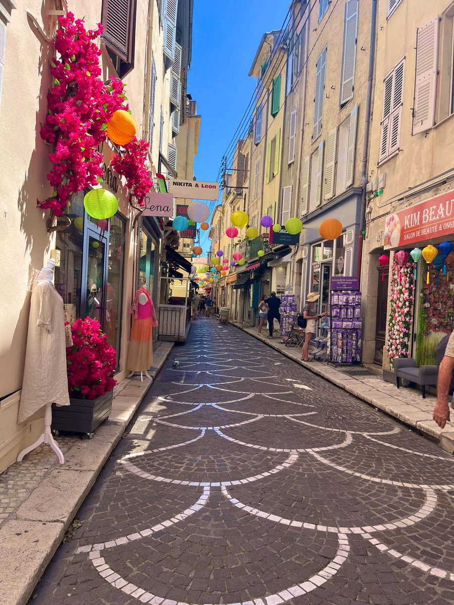 南フランスでニースに次ぐ規模を誇るアンチーブは、可愛らしくお洒落な街並みとピカソ美術館で知られています。美しい海岸線と歴史ある旧市街が魅力で、南仏らしい穏やかな時間が流れています。アンチーブより爽やかな潮風をお届けします。