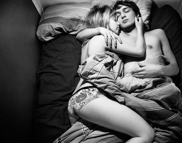 Quelli che non sentono questo Amore
trascinali come un fiume,
quelli che non bevono l’alba
come una tazza di acqua sorgiva
o non fanno provvista per il tramonto,
quelli che non vogliono cambiare
…lasciateli dormire.

Jalāl al-Dīn Rūmī