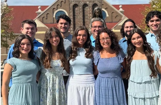 patrickmadrid's tweet image. URGENT HELP NEEDED FOR A DEAR CATHOLIC FAMILY IN CRISIS
Nancy and I have personally known Manuel and Jennifer Pedrozo for over 25 years. They are one of the most devout, faithful Catholic couples we've ever met, raising eight beautiful children and serving their parish and…