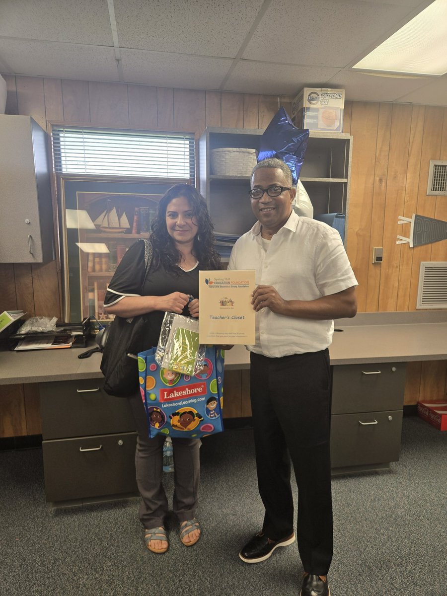 SpringEdFound's tweet image. Major ES kindergarten teacher Dayana Albornoz Parra visits the teacher closet. Jeff West, future board member also in the picture! @SpringISD