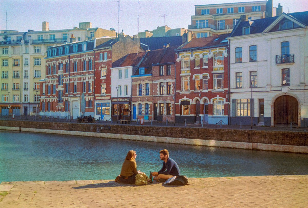 maximevisticot's tweet image. Une scène d’été au Quai du Wault à Lille, capturée sur film ✨