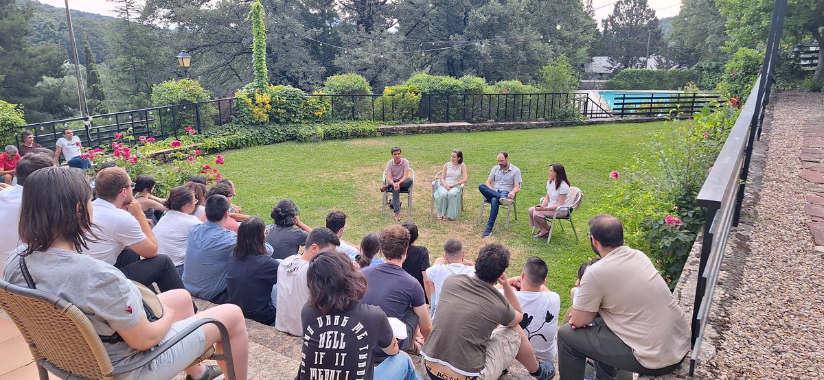 juanjnogueira's tweet photo. Roundtable on scientific career from the academia and industry perspectives. Sonsoles Santamaria from @CSIC, Manuel Melo from Universidade de Lisboa, and Eduardo Harguindey and Yuliana Zabolotna from @EliLillyandCo https://t.co/vqxowZweGR