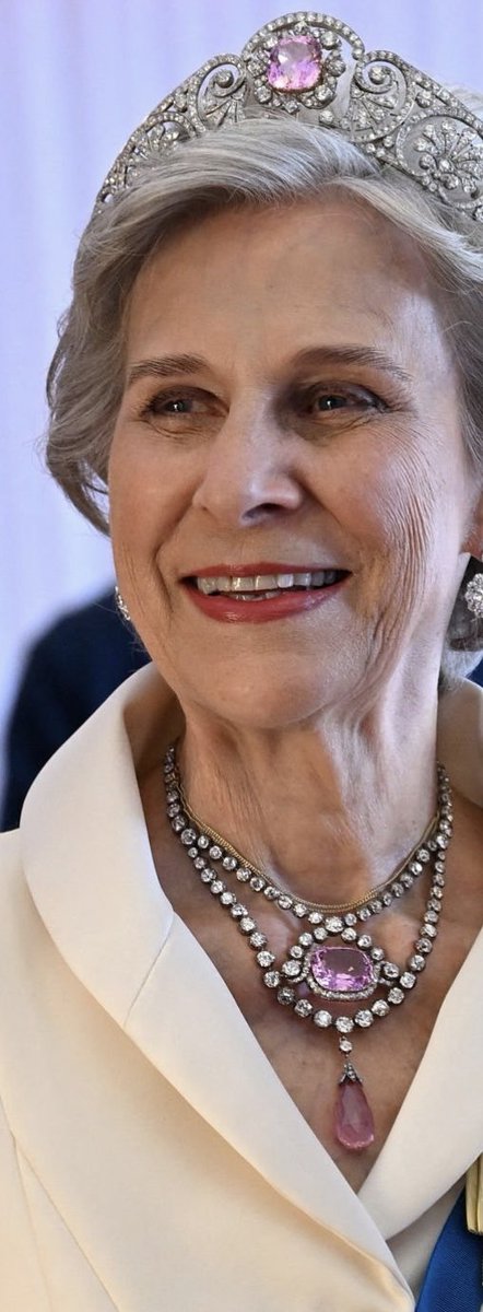 The_QVDS's tweet photo. BREAKING: The Duke and Duchess of Gloucester just arrived at the London Guildhall banquet in honour of the President of France. And here’s a full look of Birgitte’s wonderful jewelry, she’s wearing her Honeysucke tiara (the most flexible tiara in all RF) with a pink junzite! 🩷 https://t.co/kgH1FAa44J
