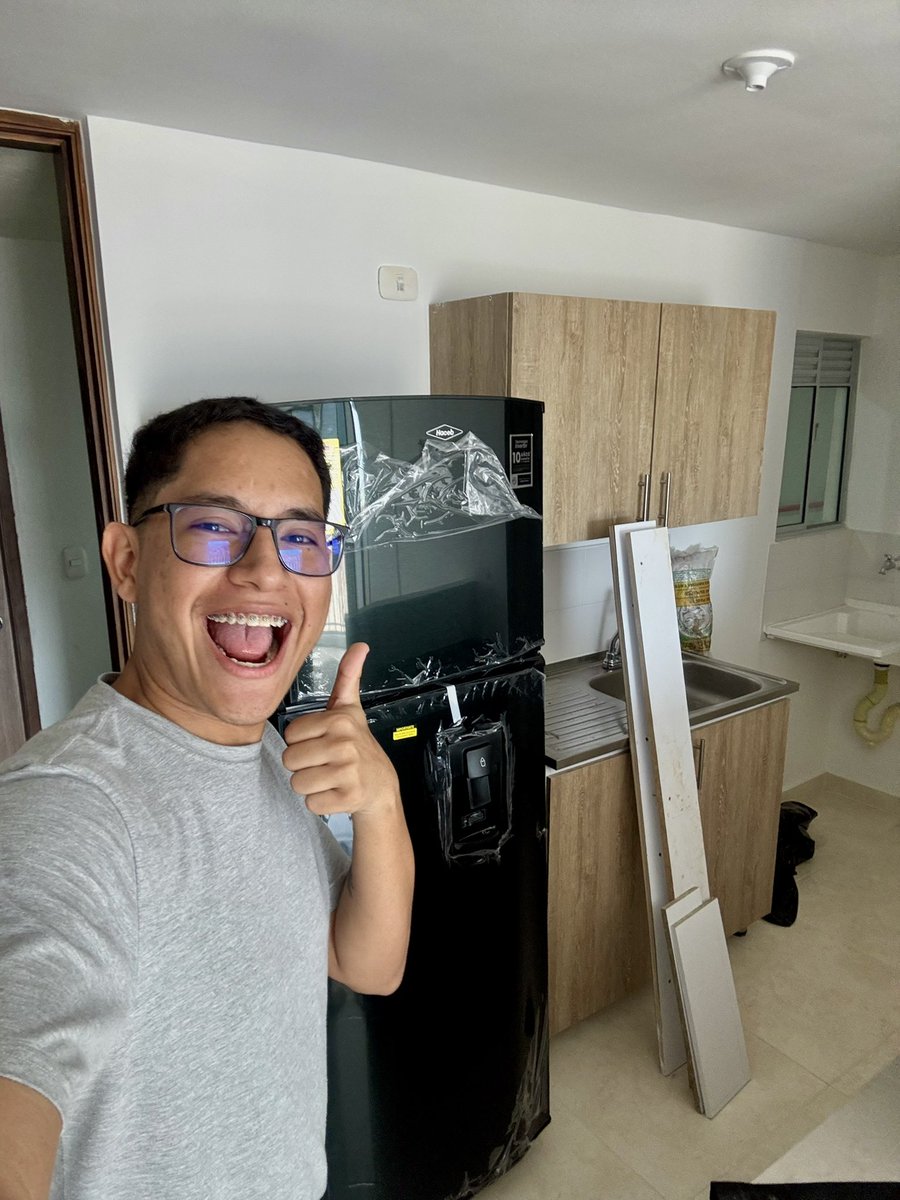 andresfjlopez's tweet photo. Amigos, me mudé y compré mi primera nevera!!! 😭😍 también la cama pero no ha llegado https://t.co/NGPgluvUZp