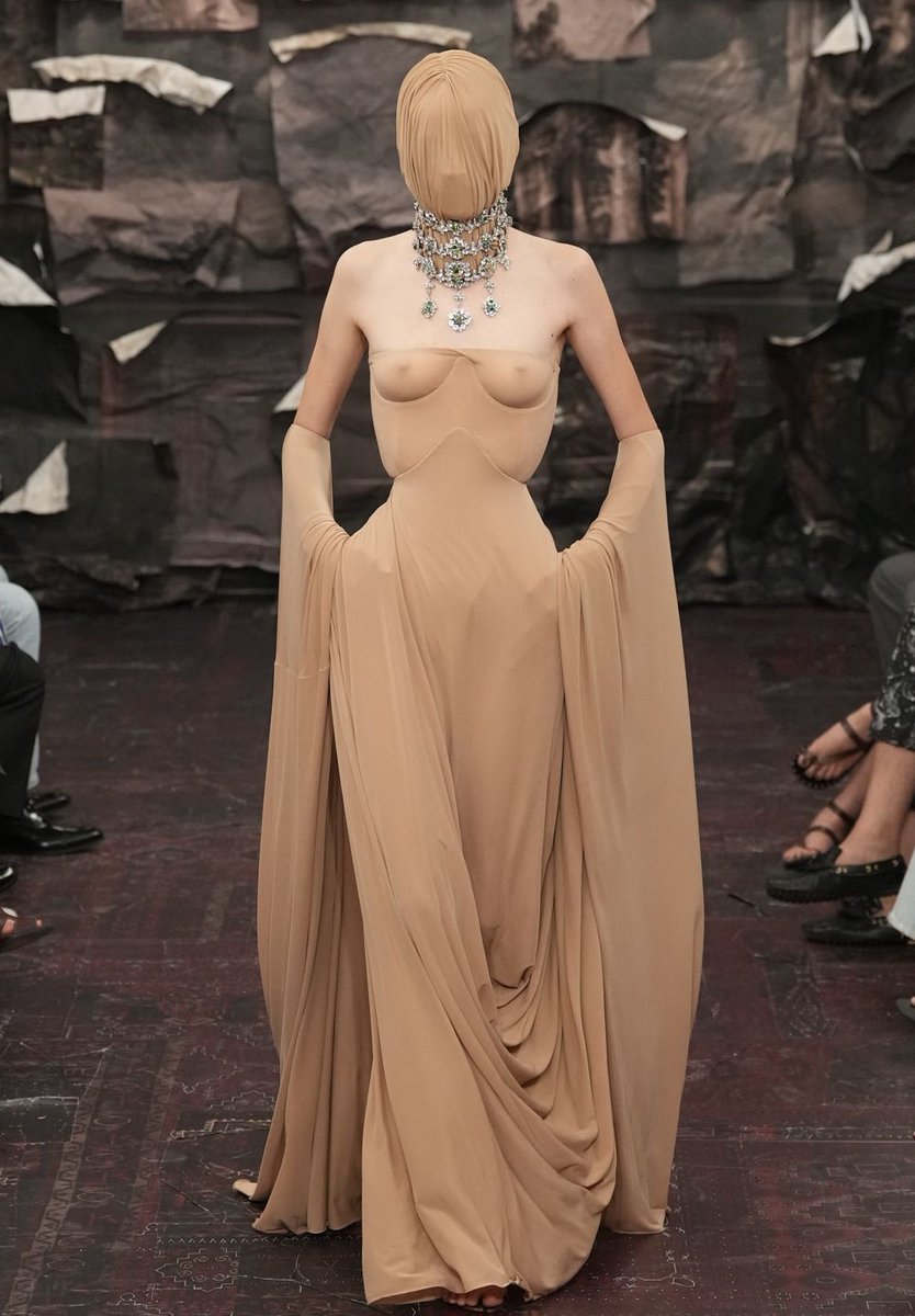 saintdemie's tweet photo. dune couture @ margiela by glenn martens ⌛️ https://t.co/wEQf7xnwLT