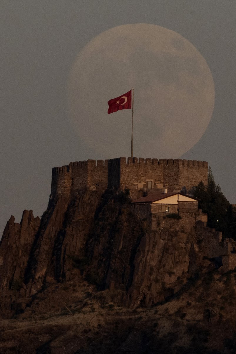Ankara Kalesi ve dolunay. 🌕