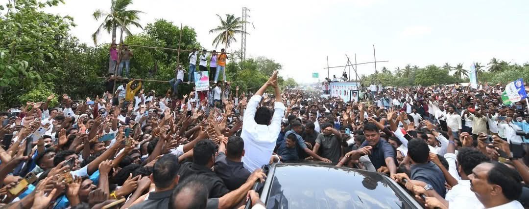 జగనన్న రాకతో జనసంద్రమైన బంగారుపాళ్యం వ్యవసాయ మార్కెట్ కమిటీ 

Nara Chandrababu Naidu  ప్రభుత్వం, పోలీసుల కక్ష సాధింపులకు బెదరకుండా భారీగా తరలివచ్చిన రైతులు, కార్యకర్తలు 

జై జగన్ నినాదాలతో దద్దరిల్లిన బంగారుపాళ్యం

అందరికీ అభివాదం చేసి.. మామిడి రైతులతో మాట్లాడి భరోసా నింపిన వైయస్