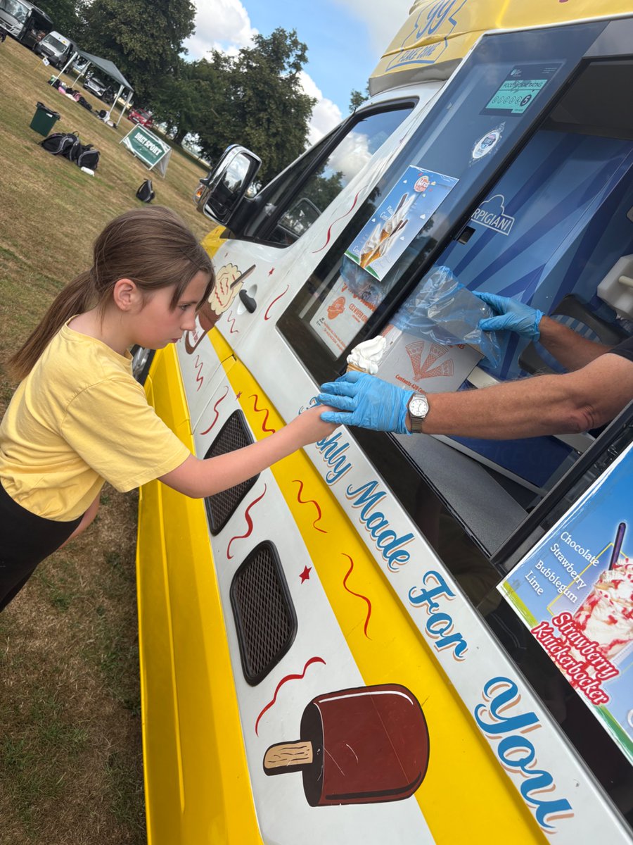 Miss Cook tweet media