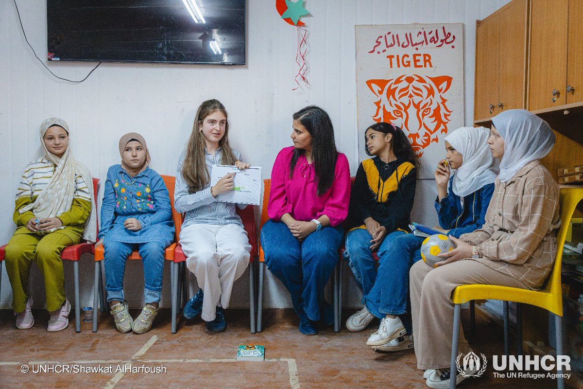 ZaatariCamp's tweet image. What is your favourite book? 📚
Young refugees in #Zaatari_camp discuss with Farrah Saïd their shared passion for reading, drawing and Taylor Swift!
Thanks to the @SaidFoundation for their initiative and longstanding investment in refugees' education and skills.