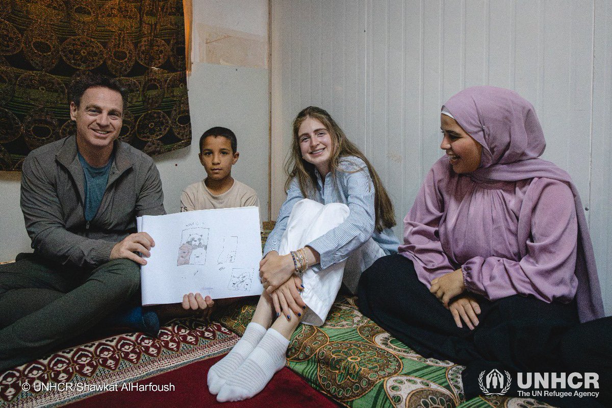 ZaatariCamp's tweet image. What is your favourite book? 📚
Young refugees in #Zaatari_camp discuss with Farrah Saïd their shared passion for reading, drawing and Taylor Swift!
Thanks to the @SaidFoundation for their initiative and longstanding investment in refugees' education and skills.