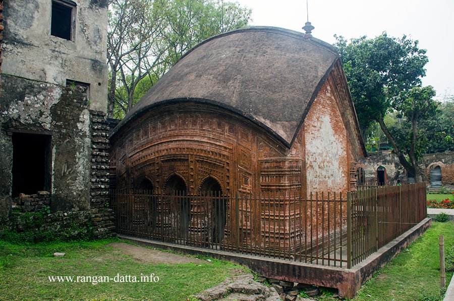 Puthia, Temple town of #Bangladesh 

Temples with towering spires and intricate terracotta ornamentations, along with colonial mansions makes Puthia one of the sought-after tourist spots of Bangladesh 

tinyurl.com/3su32dzp