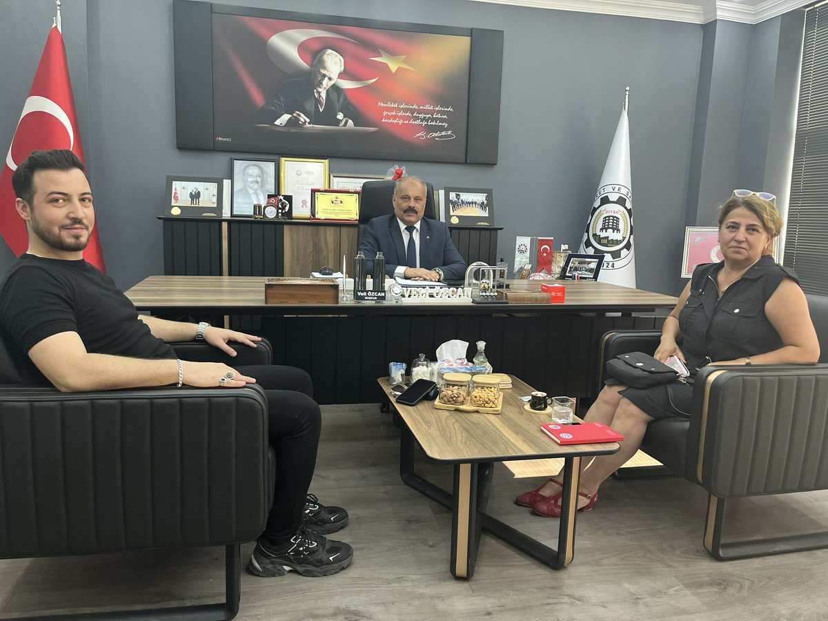 DinarTso's tweet photo. Dinarımıza 2. Noterimiz olarak atanan Songül Demirci Yönetim Kurulu Başkanımız Veli Özcan'ı makamında ziyaret etti.
Ziyarette Meclis Başkan Yardımcımız Ömer Talu Oktay'da bulundu. https://t.co/cVrOt7JGo7