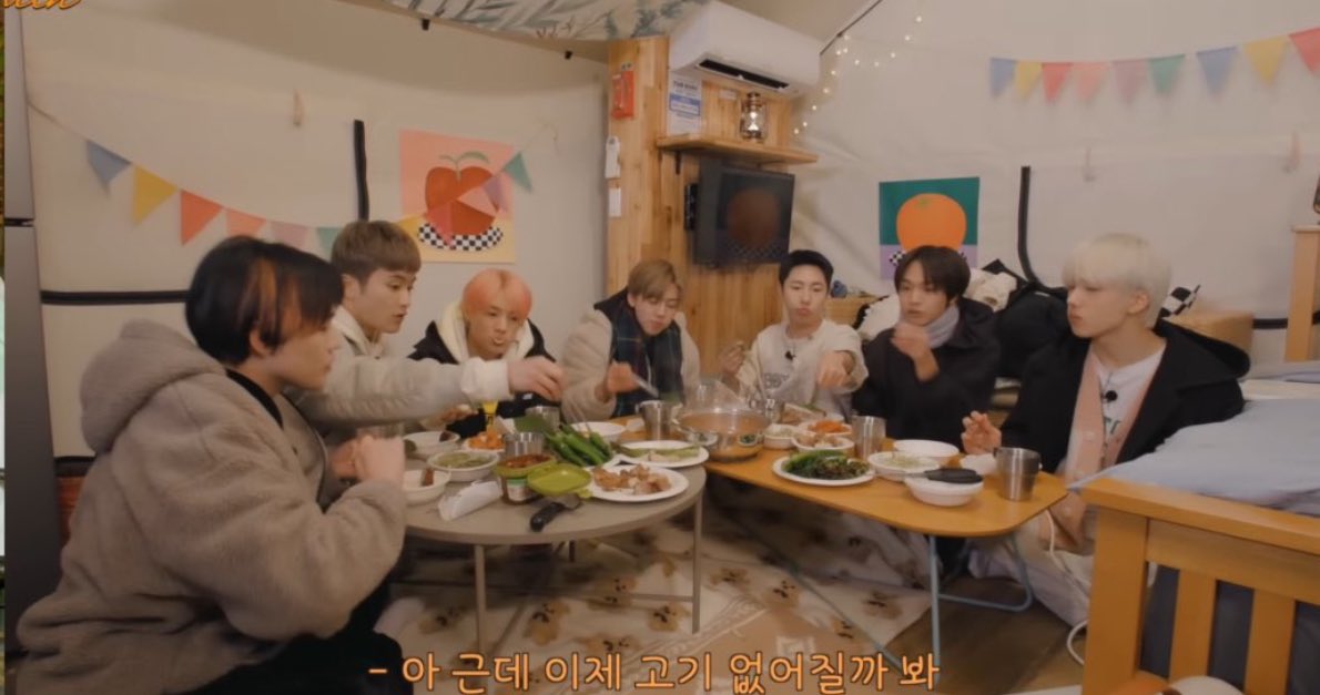 dreamarchvs's tweet photo. there’s something about them sitting around the table, sharing food, teasing each other, cooking together, and filling the room with the sound of their laughs that feels like home. and somehow, it heals something in me https://t.co/7sRjOeSk3Q