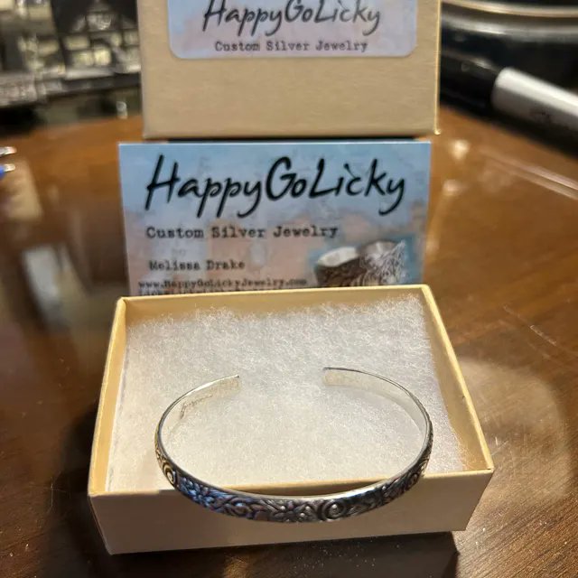 byhappygolicky's tweet photo. Effortlessly cool. Eternally chic.
Our skinny sterling silver cuff bracelets go from little black dress to jeans & a tee—no sweat.
✨ Stack ‘em up or wear solo.
8 artisan designs → https://t.co/7PNlvAYcnY
#BohoChic #SterlingSilver #StackedStyle #cuffstyle #cuff #Bestseller https://t.co/HXhu5RlhJh