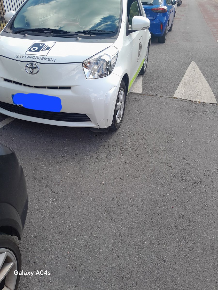 REACt Officers are out in our CCTV enforcement vehicle this afternoon at Carrington Juniors. Feel free to ask officer's about safer parking options. #saferschools  #schoolkeepclear