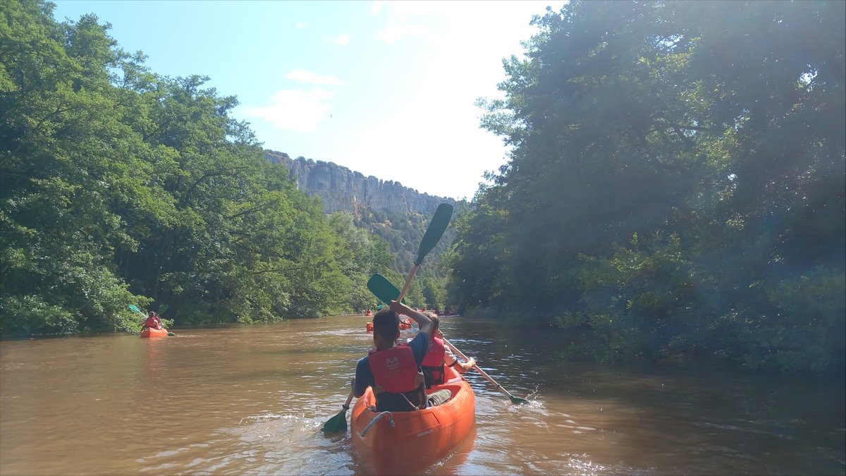 ¡Lo pasamos genial!
Spanish students from Years 9 and 10 are having a wonderful time on their Spanish immersion in Valladolid. On Sunday they explored historic Burgos and Kayaked down the Arlanza river before visiting León and local water park on Monday.