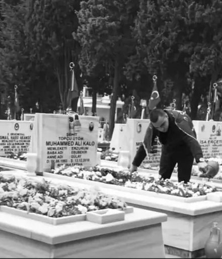 gelinciklerimiz's tweet photo. 12 Şehidimizden biri olan Ahmet Gültekin, Edirnekapı Şehitliği ziyaretinde.

Şimdi aziz naaşı orada yatıyor, ilk fotoğrafın bir kaç metre gerisinde... https://t.co/ADGYDMsYJd