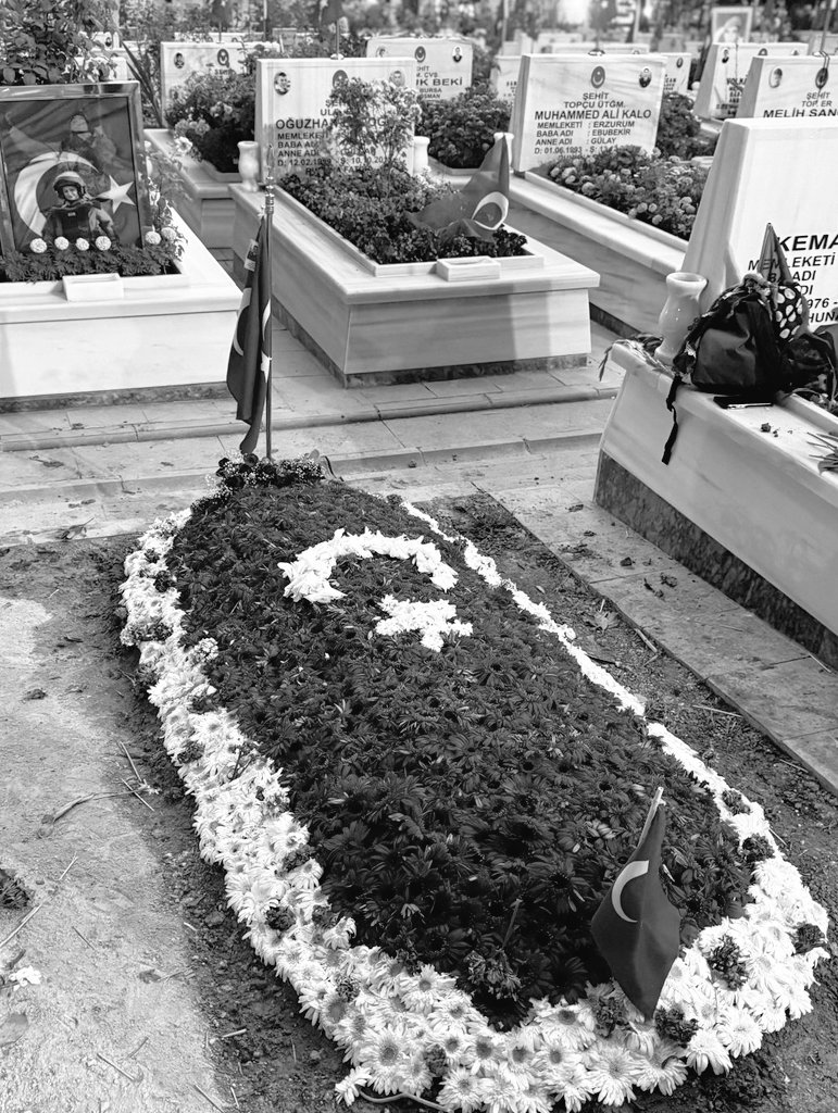 12 Şehidimizden biri olan Ahmet Gültekin, Edirnekapı Şehitliği ziyaretinde.

Şimdi aziz naaşı orada yatıyor, ilk fotoğrafın bir kaç metre gerisinde...