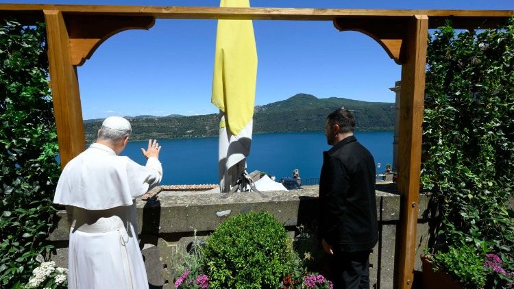 #Vaticano #Rusia #Ucrania|| El Papa León XIV recibe al presidente ucraniano Volodymyr Zelensky en Castel Gandolfo, reafirmada disponibilidad para negociar la paz con Rusia en el Vaticano.

vaticannews.va/es/papa/news/2…