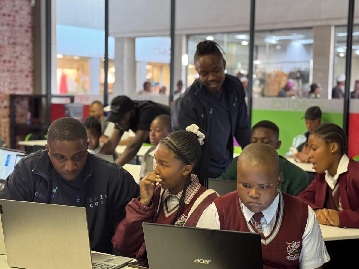Eazi_Code's tweet image. Throwback to one of our last bootcamps. The energy, the learning, the community 🔥 And guess what? We’ve got another one coming soon! Stay tuned 👩🏽💻🚀 #EaziCode #KasiCoders #CodeTheFuture