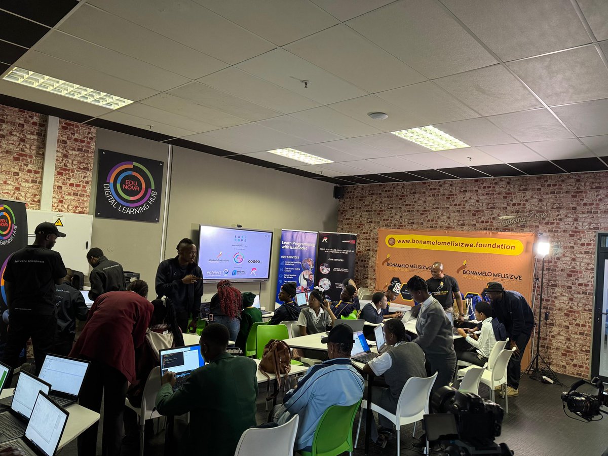 Eazi_Code's tweet image. Throwback to one of our last bootcamps. The energy, the learning, the community 🔥 And guess what? We’ve got another one coming soon! Stay tuned 👩🏽💻🚀 #EaziCode #KasiCoders #CodeTheFuture