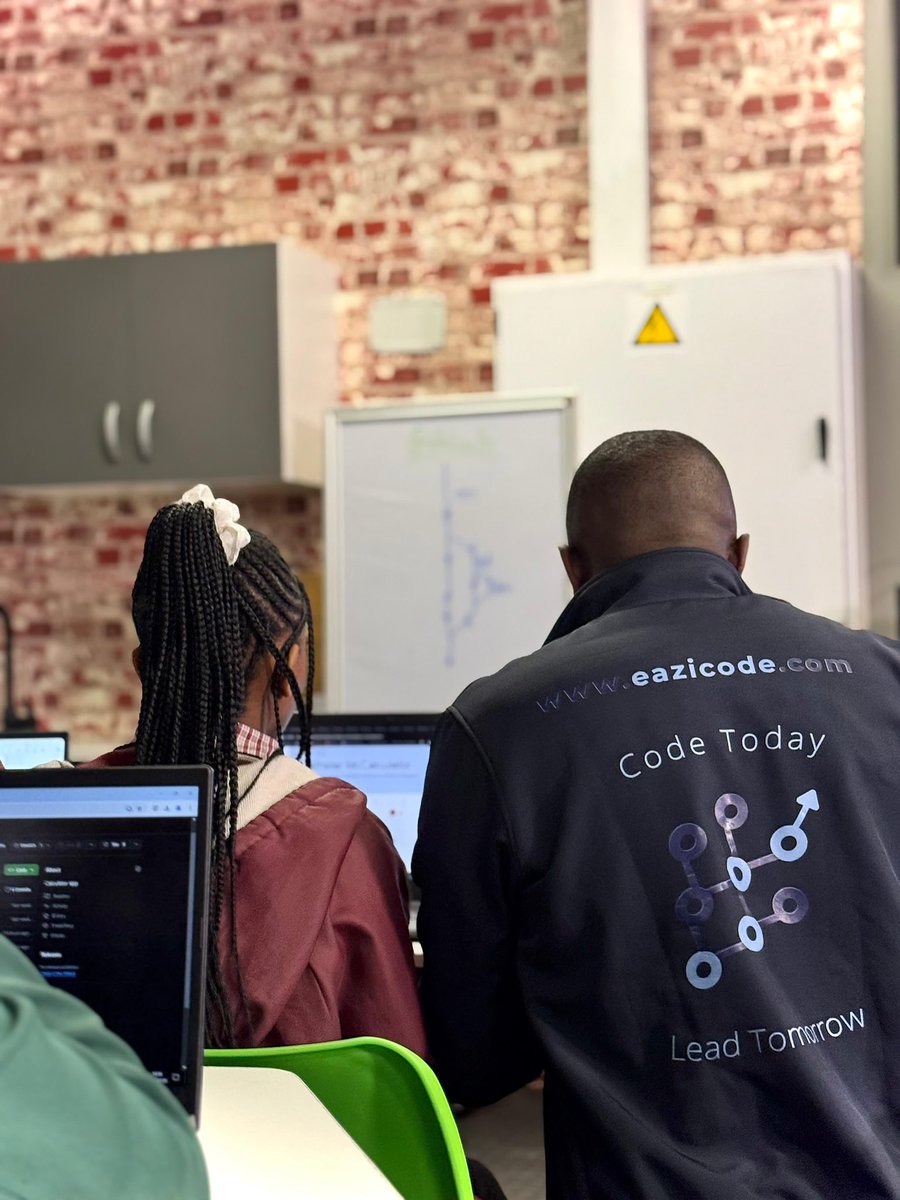 Eazi_Code's tweet image. Throwback to one of our last bootcamps. The energy, the learning, the community 🔥 And guess what? We’ve got another one coming soon! Stay tuned 👩🏽💻🚀 #EaziCode #KasiCoders #CodeTheFuture