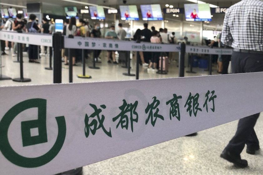 【村镇银行减量提质进行时 成都农商行吸收合并6家村镇银行】退出市场的村镇银行，多数是被主发起行合并吸收，改制成为主发起行分支机构，即“村改支”或“村改分”。finance.caixin.com/2025-07-09/102…