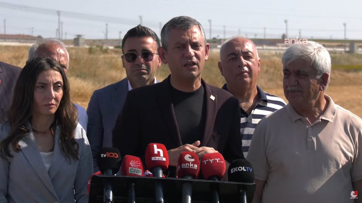 Özgür Özel'den şok iddialar;

"Ekrem Başkan'dan ifade alırken, ifadenin sonunda;

 'kızmıyorsunuz değil mi? Ya bu iş böyle, seçimi siz kazanırsanız da bizi yargılarsınız' deyip

Ekrem Başkan'ın 'senin ağzından çıkanı kulağın duyuyor mu? Böyle mi bu kararları veriyorsun? Siz kim,