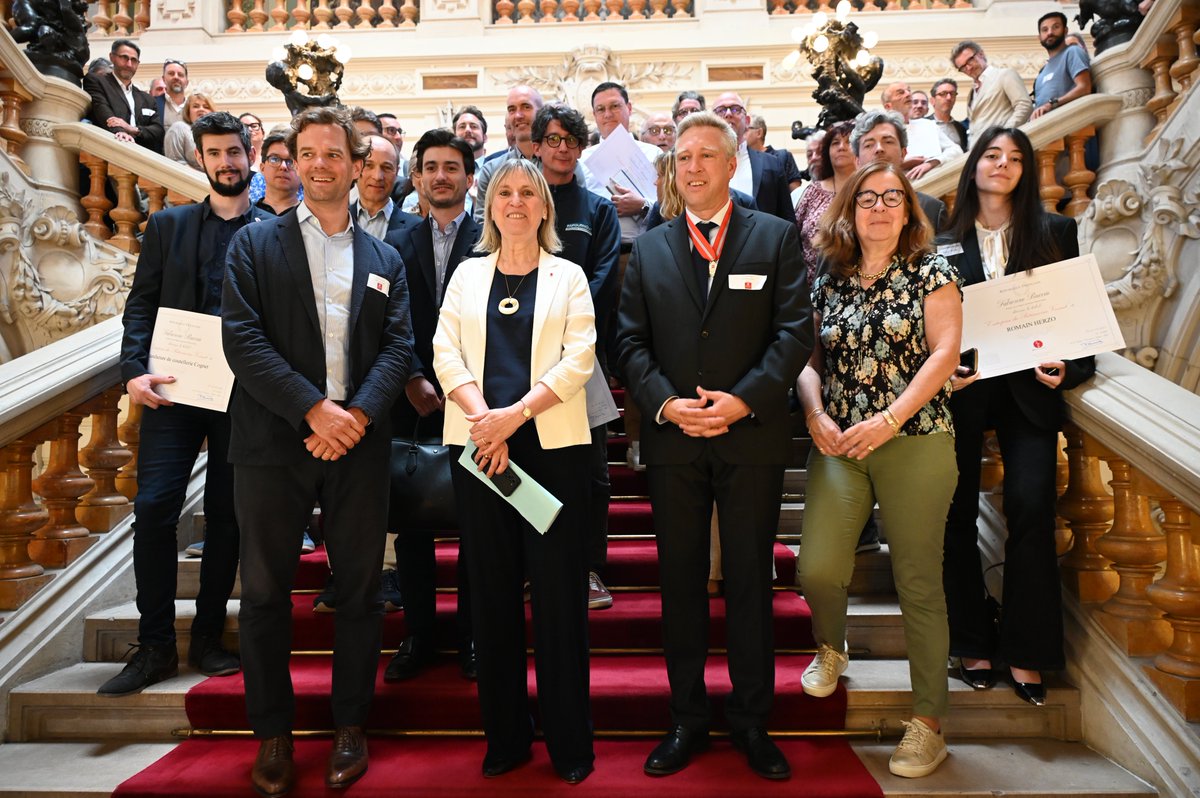 prefetrhone's tweet image. Cérémonie de remise des diplômes du label "Entreprises du Patrimoine Vivant" par la préfète Fabienne BUCCIO
➡️ 191 entreprises labellisées en Auvergne-Rhône-Alpes, soit un chiffre d'affaires cumulé annuel de près de 2 milliards d'euros
➡️ 27 nouveaux labellisés et 24