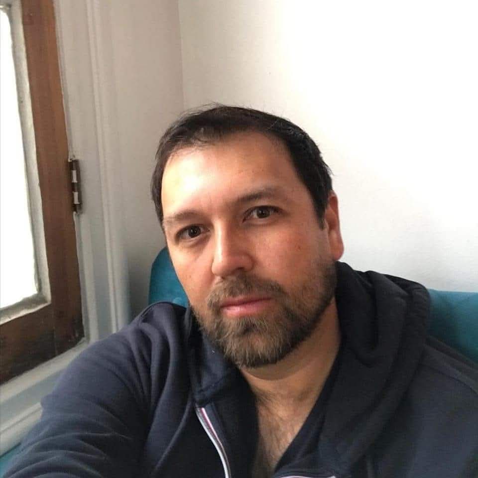 "Los ojos de los seres vivos poseen la más sorprendente de las virtudes: la mirada. No existe nada tan singular. ¿Cuál es la diferencia entre los ojos que poseen una mirada y los ojos que no la poseen? : la vida. La vida comienza en donde empieza la mirada". 

—Amélie Nothomb
😉