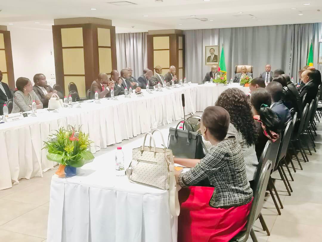 Tensions de trésorerie : le Congo en opération séduction auprès des investisseurs à Douala

Face au recul des souscriptions à ses émissions de titres, le gouvernement congolais multiplie les initiatives pour rassurer ses créanciers. À Douala, le Directeur général de la CCA a