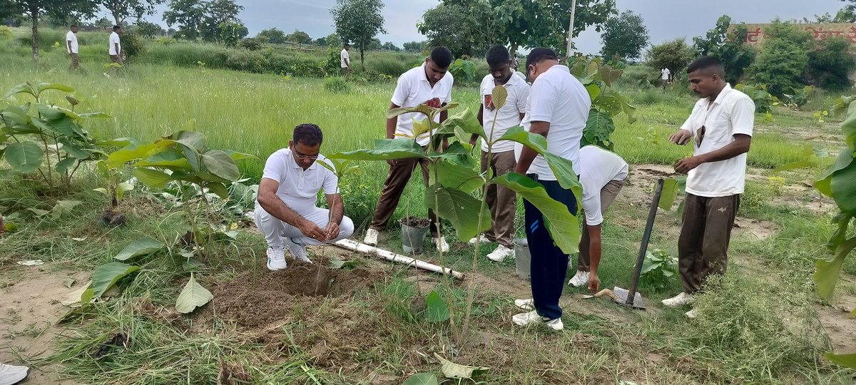 shravastipolice's tweet photo. #ASPSVI श्री मुकेश चन्द्र उत्तम ने वृहद वृक्षारोपण दिवस के अवसर पर, पुलिस लाइन भिनगा में "एक पेड़ माँ के नाम अभियान 2.0" के अंतर्गत वृक्षारोपण कर पर्यावरण संरक्षण एवं हरित चेतना का संदेश दिया 
#EkPedMaaKeNaam https://t.co/2YGOSY7N61