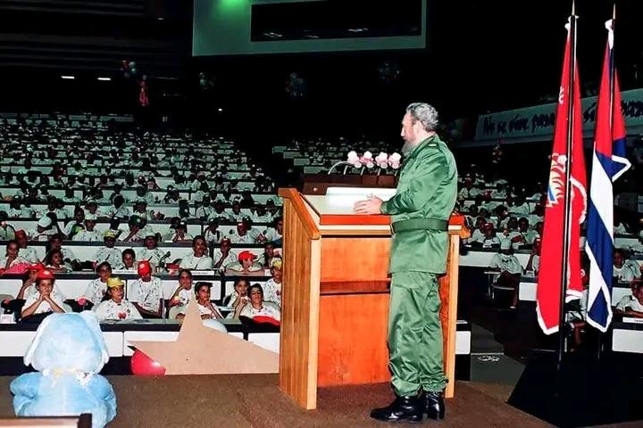 #FidelPorSiempre: “Tiempo tendrán para comprender y reconocer la importancia de esta batalla de ideas. Pudiéramos llamarla hasta de un modo más sencillo, la batalla de la verdad contra la mentira; ...........
(9/07/2001) en la clausura del III Congreso Pioneril.
#FidelEsFidel