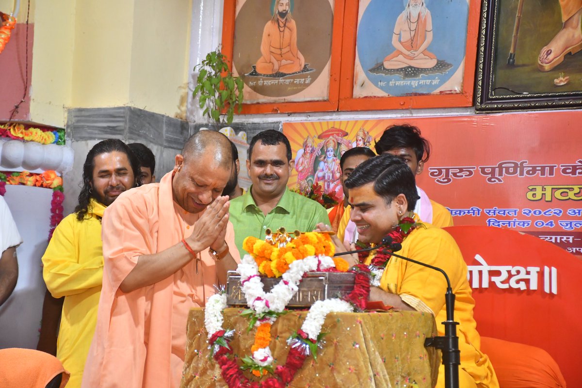 सप्रेम जयसियाराम
       गोरखनाथ मंदिर,गोरखपुर में चल रही भव्य श्रीरामकथा में आज गोरक्षपीठाधीश्वर उत्तर प्रदेश के यशस्वी मुख्यमंत्री महंत पूज्य योगी आदित्यनाथ जी महाराज का पावन सानिध्य प्राप्त हुआ....
<a href="/myogiadityanath/">Yogi Adityanath</a> <a href="/GorakhnathMndr/">Shri Gorakhnath Mandir</a>