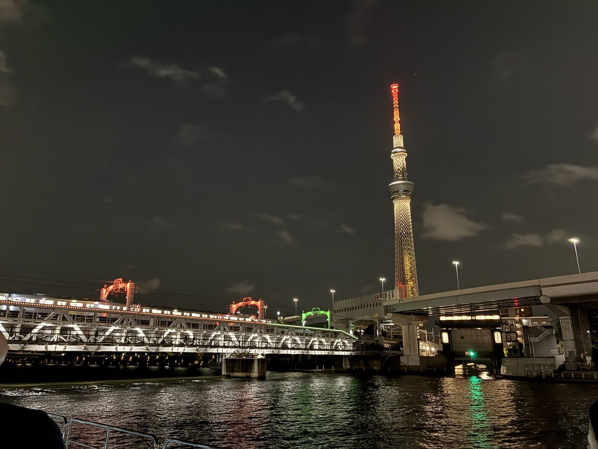 spanda_cblue's tweet photo. 他人と比べたらまだまだだけど、今までの人生の中で1番英語が聞き取れて喋れた気がする。東京の夜景もいつもより綺麗だった気がする🌕 https://t.co/u9I2nCgOtO