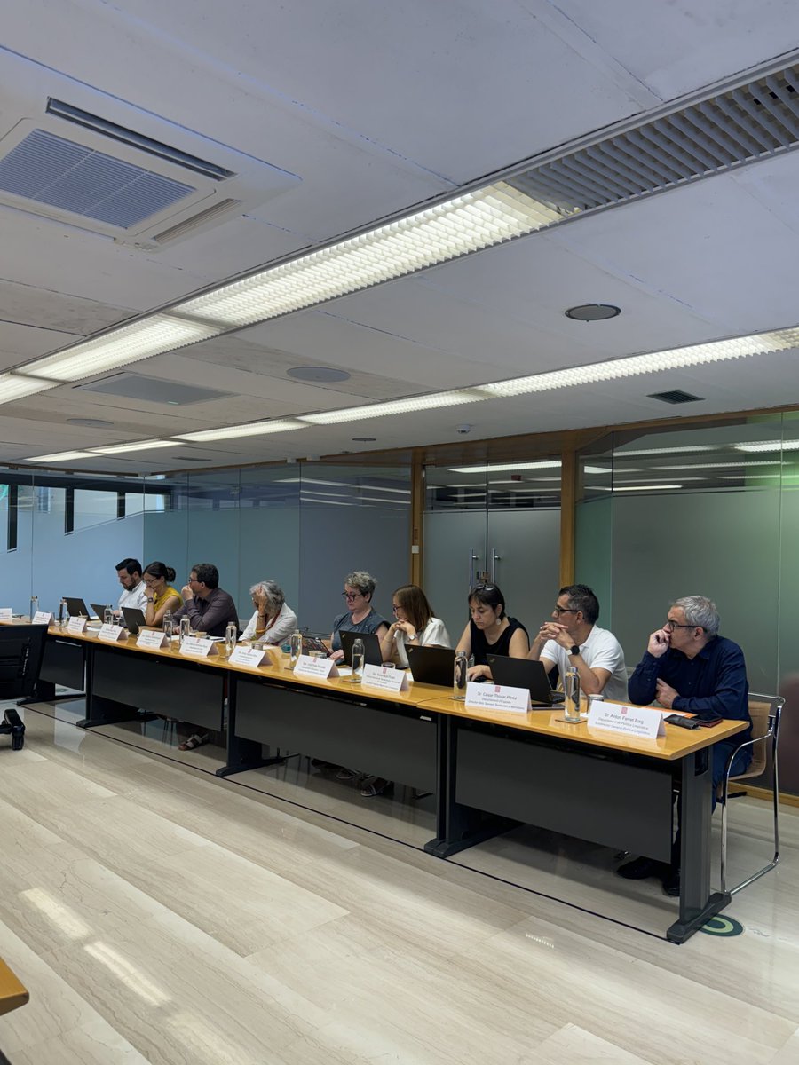 Delegació del Govern de Catalunya a Barcelona (@govbarcelona) on Twitter photo 👥 Les novetats de la Finestreta Única Empresarial centren el Consell de Direcció de l’Administració a Barcelona.
La delegada <a href="/socpilardiaz/">Pilar Díaz</a> ha presidit la reunió amb els directors i directores dels serveis territorials.
🔗 govern.cat/salapremsa/not…
#ElGovernDeTothom 👥 Les novetats de la Finestreta Única Empresarial centren el Consell de Direcció de l’Administració a Barcelona.
La delegada <a href="/socpilardiaz/">Pilar Díaz</a> ha presidit la reunió amb els directors i directores dels serveis territorials.
🔗 govern.cat/salapremsa/not…
#ElGovernDeTothom