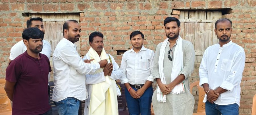 KrKunalBhushan's tweet photo. पकड़ीदायल नगर अध्यक्ष श्री शंभु पासवान जी को शानदार जीत पर बधाई एवम् शुभकामनाएँ। 
पासवान जी के घर पर पकड़ीदयाल मचान टीम के साथ जाकर मुलाक़ात किया। विश्वास है कि अध्यक्ष जी जनता के उम्मीद पर खड़े उतरेंगे। 
#motihari #Madhuban #champaran https://t.co/PsF2veYAhK