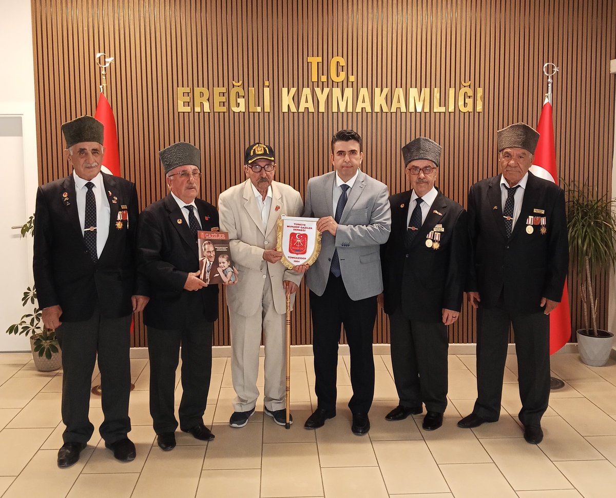 Türkiye Muharip Gaziler Derneği Ereğli Şubesi Başkanı Mehmet Emin ÖZYURT ve gazilerimiz, Kaymakamımız sayın Murat EREN'e hayırlı olsun ziyaretinde bulundular.
<a href="/Murat_Eren/">Murat EREN</a>