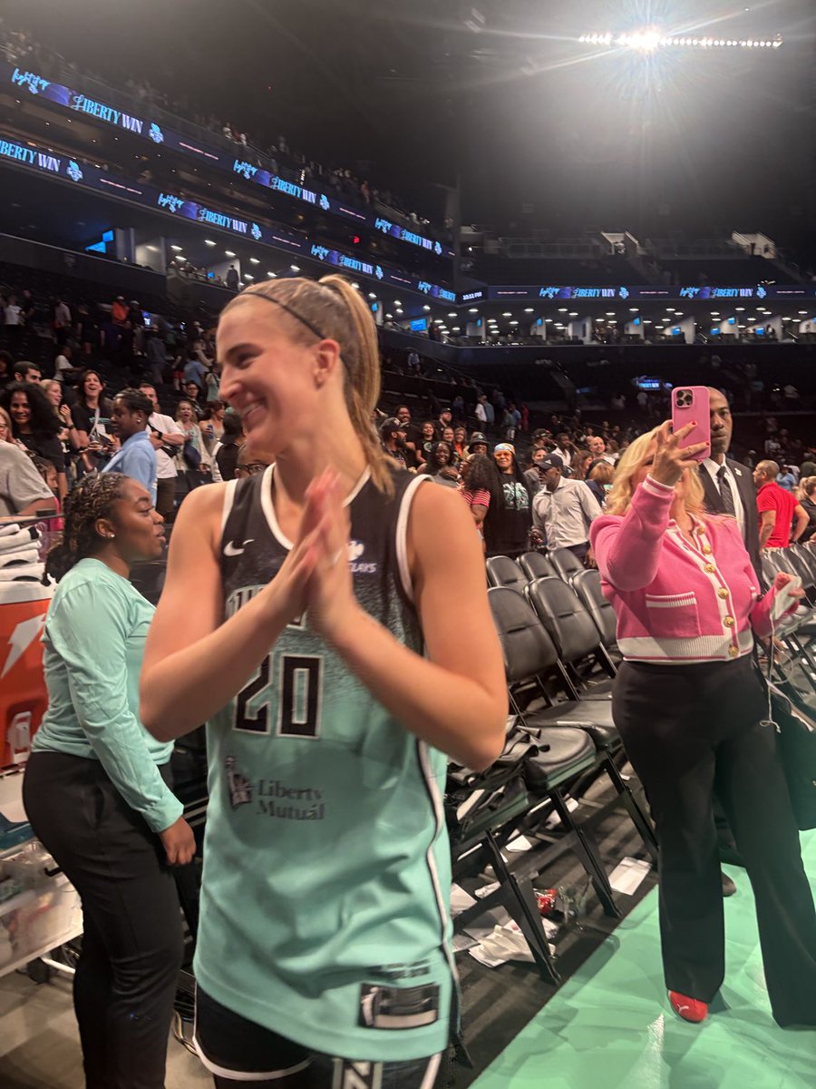 ⁦<a href="/sabrina_i20/">Sabrina Ionescu</a>⁩ Ionescu thanks the fans (she gave one little girl the shoes she was wearing). And we thank her. - Good win last night!
🙏👏 🗽 🏀