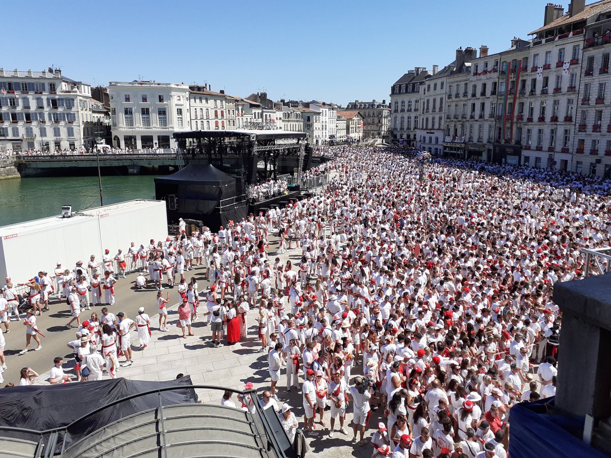 À 35 minutes de l'ouverture officielle des #fetesdebayonne, la place de la Liberté, devant l'hôtel de Ville, se remplit doucement. Déjà quelques milliers de festayres. À suivre en direct sur <a href="/icipaysbasque/">ICI Pays Basque</a>