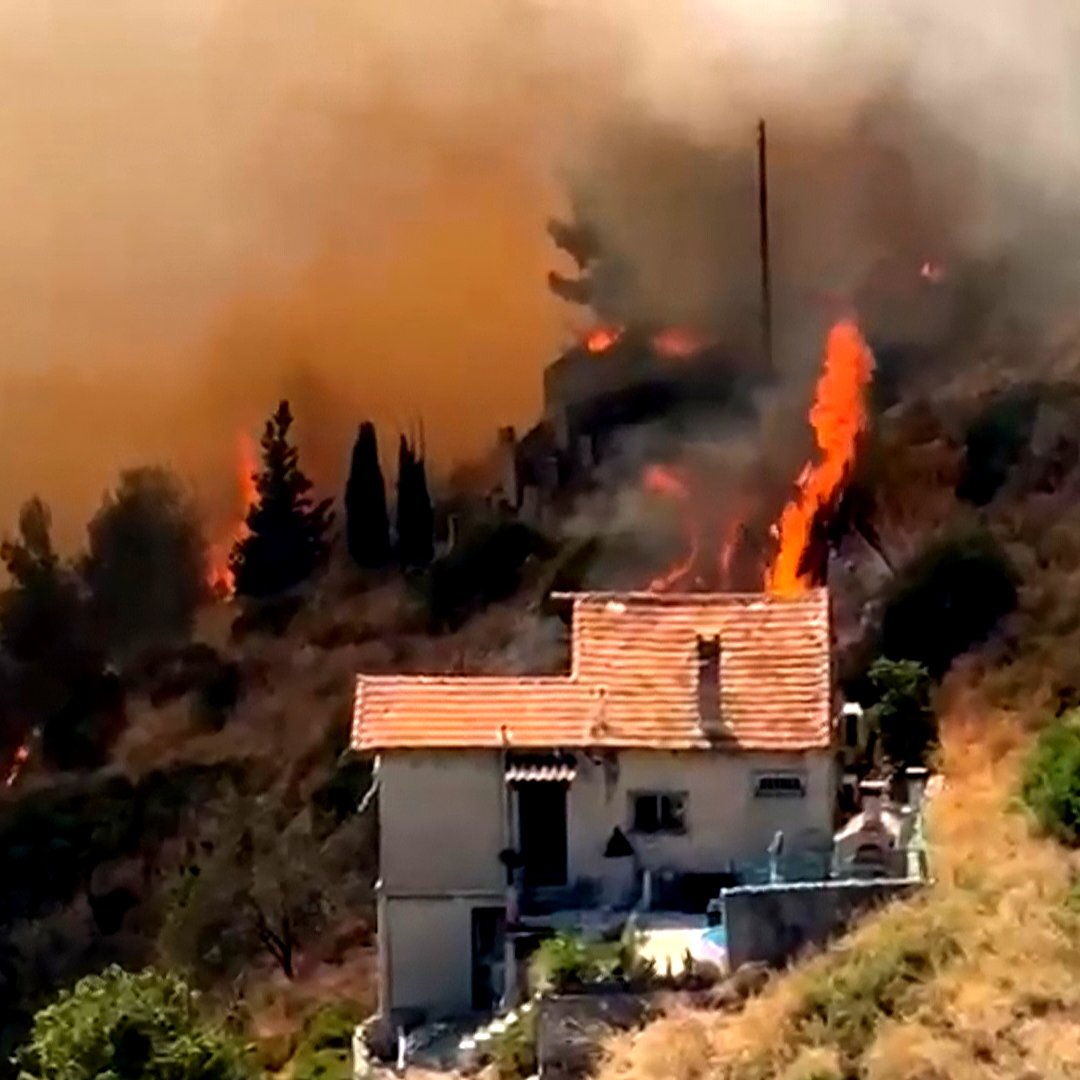 ⬛️Incendies, canicule..."Un été à haut risque"

C'est le sujet du jour de #cdanslair : bit.ly/EmissionCdansl…
<a href="/Caroline_Roux/">Caroline Roux</a> vous donne rendez-vous à 17.40 avec <a href="/DenhezFred/">Frédéric Denhez</a>, <a href="/ChloeNabedian/">Chloé Nabédian</a>, <a href="/EDelbourg/">Esther Crauser-Delbourg</a> et Eric Brocardi.

Posez-nous vos questions !
#incendie #canicule #sécheresse