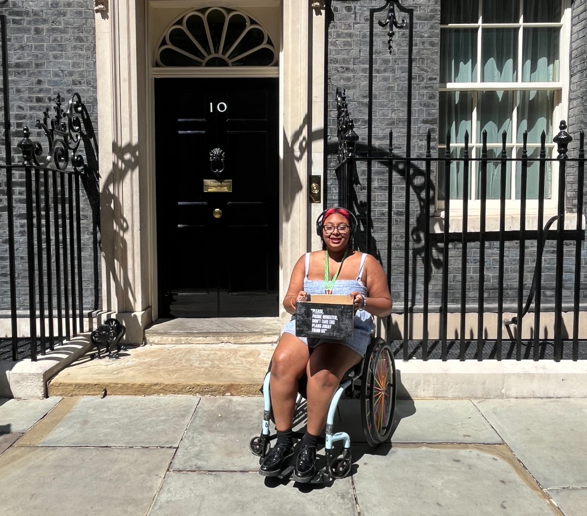 AmbitiousAutism's tweet image. Hannah, who is a member of our Ambitious Youth Network, recently teamed up with @DCPcampaign to write a letter to the Prime Minister asking him to save EHC plans.
After 10,000 people signed the letter, Hannah visited Downing Street yesterday to hand it in.
@sensecharity