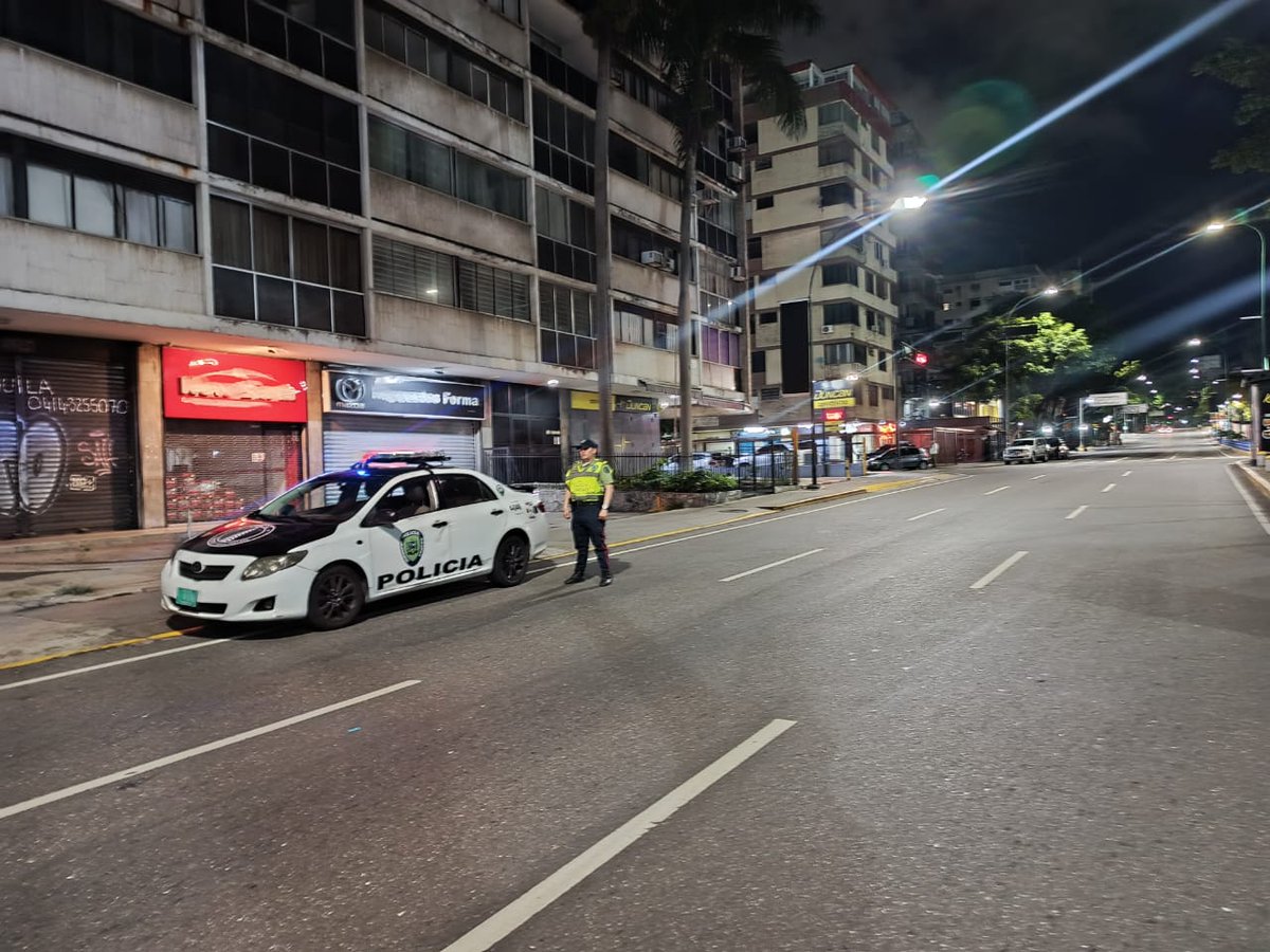 Policía Municipal de Chacao (@policiachacao) on Twitter photo #11Julio| Estamos desplegados durante la noche para prevenir delitos y brindar tranquilidad a vecinos, quienes trabajan, estudian o se desplazan de noche.
La seguridad no duerme.
<a href="/duquegustavoS/">Gustavo Duque Sáez</a>
<a href="/luisgonzalofer/">Luis Gonzalo Fernández</a>
<a href="/Visipol_MIJP/">VISIPOL</a> #11Julio| Estamos desplegados durante la noche para prevenir delitos y brindar tranquilidad a vecinos, quienes trabajan, estudian o se desplazan de noche.
La seguridad no duerme.
<a href="/duquegustavoS/">Gustavo Duque Sáez</a>
<a href="/luisgonzalofer/">Luis Gonzalo Fernández</a>
<a href="/Visipol_MIJP/">VISIPOL</a>