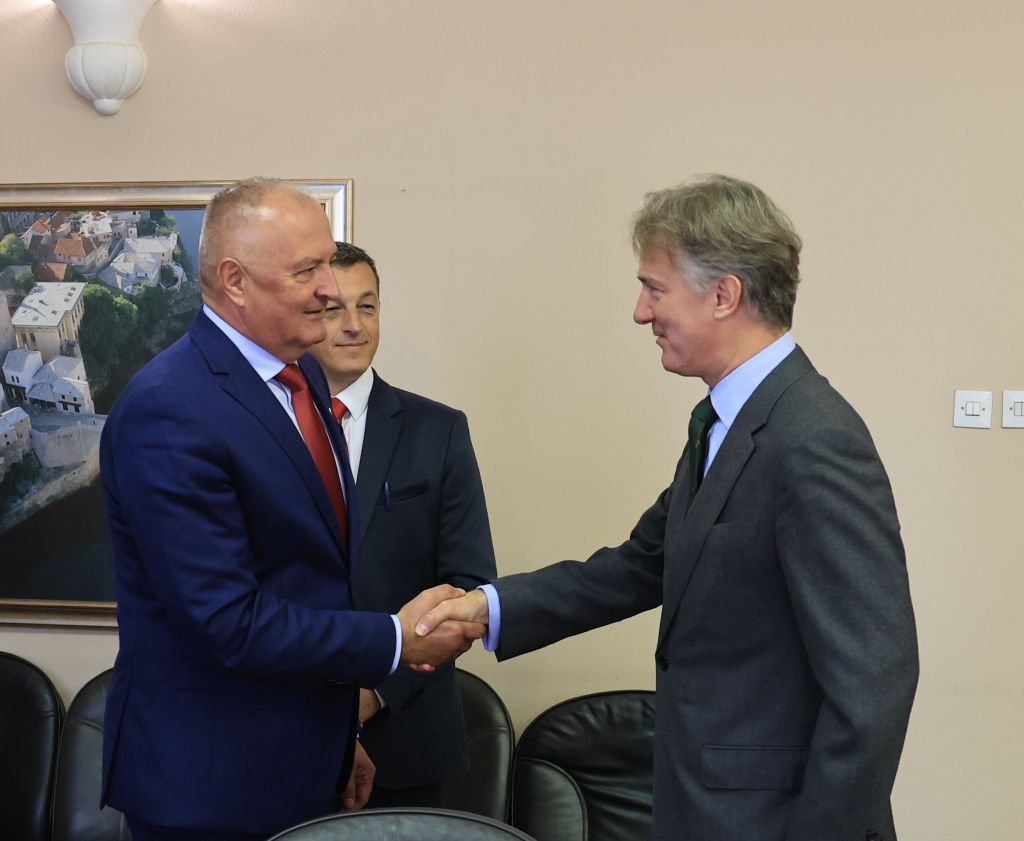 JulianReillyUK's tweet photo. UK ostaje posvećen partner BiH. Održiv napredak zavisi od liderstva, jedinstva i reforme. Odbranu države nikada ne treba politizirati. Strateški napredak se može ostvariti kroz brzo taktičko unapređenje: obuku, opremu, inkluziju. https://t.co/1CB4m0tqe1