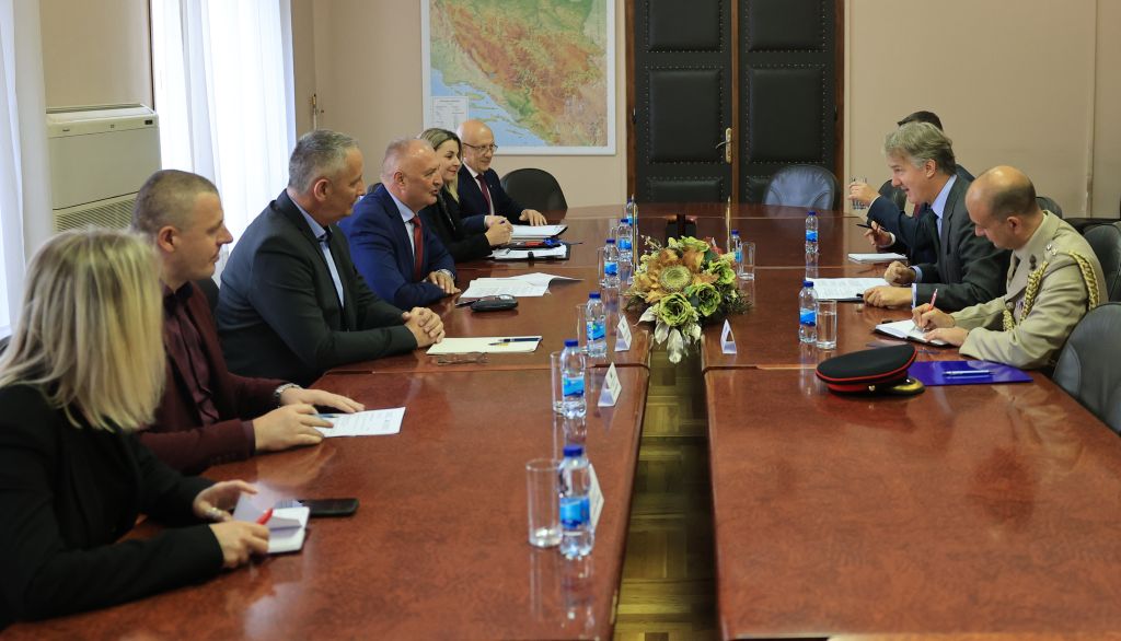 JulianReillyUK's tweet photo. UK ostaje posvećen partner BiH. Održiv napredak zavisi od liderstva, jedinstva i reforme. Odbranu države nikada ne treba politizirati. Strateški napredak se može ostvariti kroz brzo taktičko unapređenje: obuku, opremu, inkluziju. https://t.co/1CB4m0tqe1