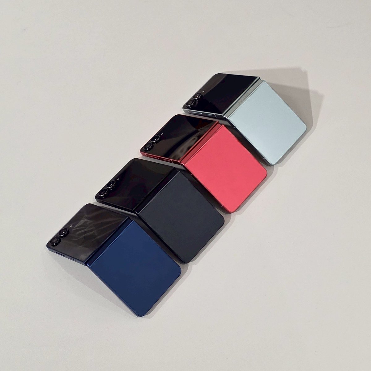 เริ่ดเรยแหระ ซัมซุงรุ่นใหม่ล่าสุด บาง เบา กล้องโหดจัดๆ 200 MP เหมาะมาก สำหรับคนชอบติ่งจากมุมไกลๆ อย่างนี่ ถ่ายได้ชัดแจ๋ว ใจหวั่นไหวละ จิ้มสีเลยไปจบๆ #GalaxyZFold7