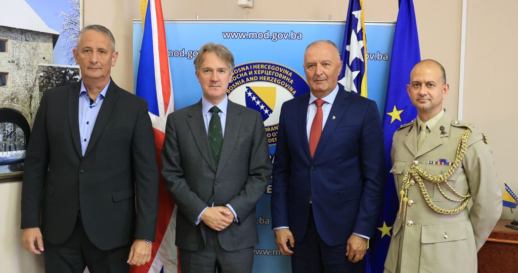 UK ostaje posvećen partner BiH. Održiv napredak zavisi od liderstva, jedinstva i reforme. Odbranu države nikada ne treba politizirati. Strateški napredak se može ostvariti kroz brzo taktičko unapređenje: obuku, opremu, inkluziju.