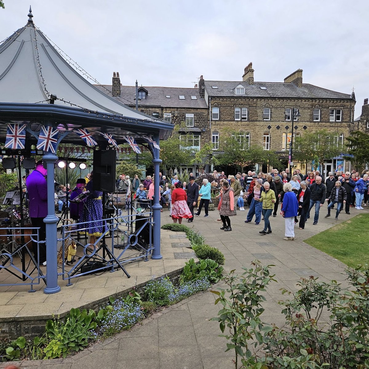 🎶☀️ We’re proud to sponsor Ilkley Bandstand, bringing fantastic music &amp; events to Ilkley all summer through to October! Come along &amp; enjoy the fun.

👉 Full event list: ilkley.org/clubs-and-orgs…

#WalkerFoster #IlkleyBandstand