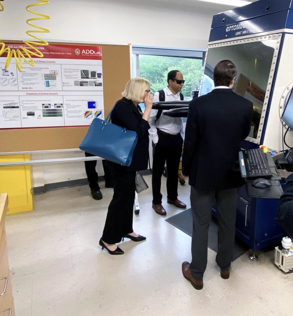 ARPAE's tweet image. ARPA-E staff recently visited @UWMadison #ULTIMATE and #IGNIITE 2024 performers to see the laser power bed fusion (LPBF) and directed energy deposition (DED) additive manufacturing processes in action.
#ARPAEontheRoad. Bring power to possibility. arpa-e.energy.gov/programs-and-i…